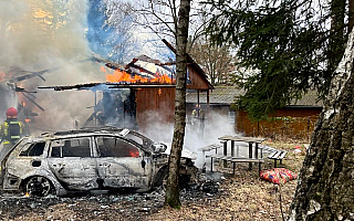 W Kretowinach spłonął domek letniskowy i samochód